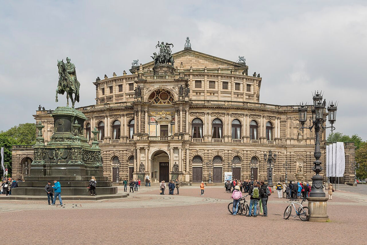 Semperoper, Dresden — photo by CEphoto, Uwe Aranas (CC BY-SA 3.0)